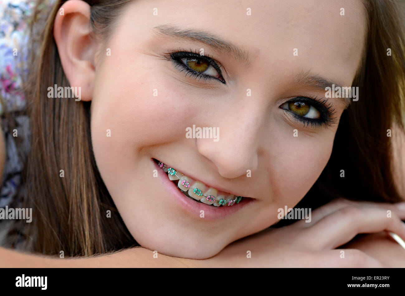 Una hermosa joven adolescente closeup con llaves en sus dientes. Foto de stock