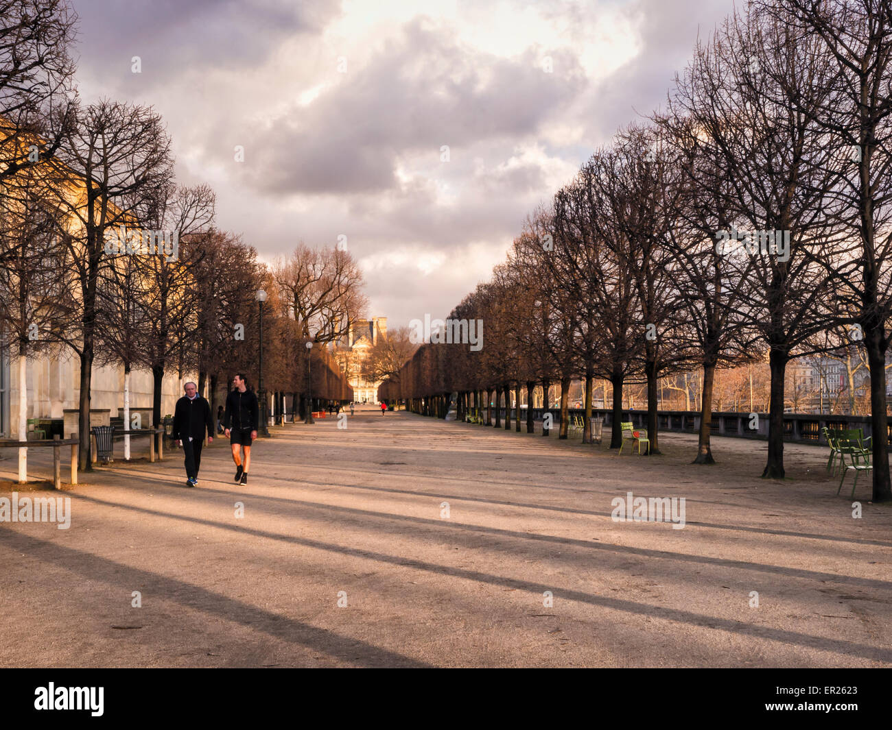 Terrasse du bord de l'Eau, gente caminando a lo largo de la terraza arbolada de los Jardines Tuileries, Paris Foto de stock
