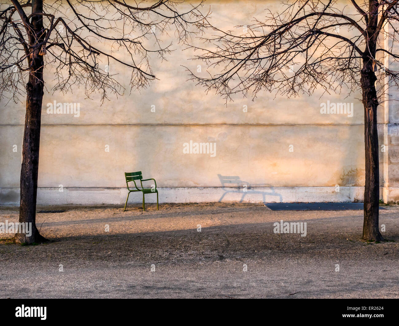 Una solitaria silla junto al Musée de l'Orangerie, La Terrasse du bord de l'Eau, Jardines de las Tullerías, París Foto de stock