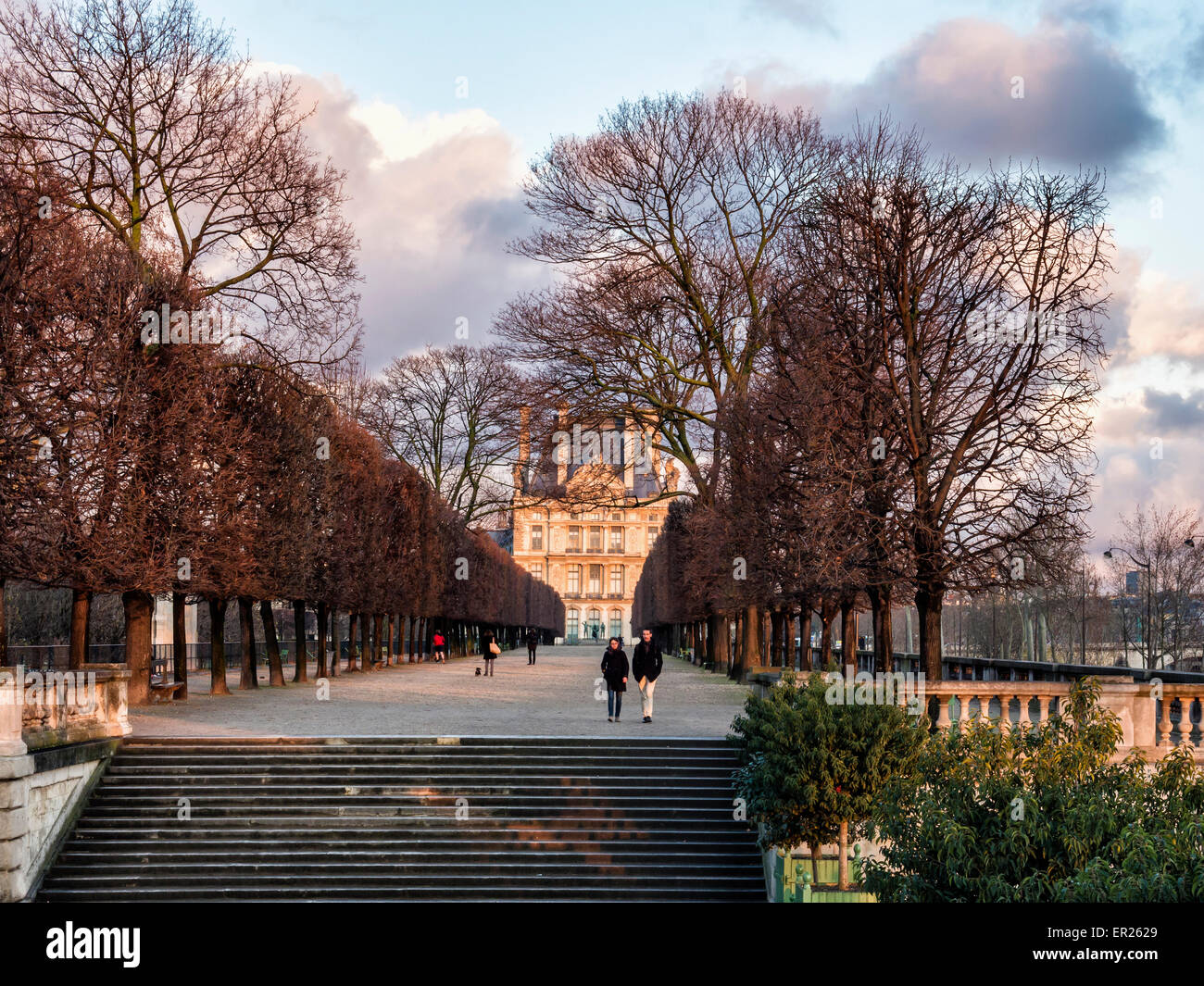 Terrasse du bord de l'Eau, gente caminando a lo largo de la terraza arbolada que conduce a los Jardines Tuileries, El Louvre, París Foto de stock