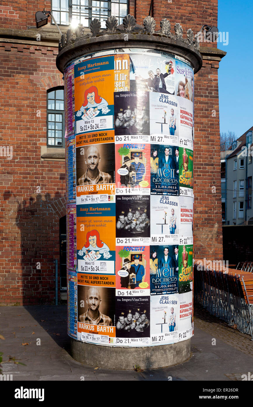 Europa, Deutschland, Koeln, mit Litfasssaeule Veranstaltungshinweisen vor dem Buergerhaus Stollwerck, historisches Gebaeude der Foto de stock