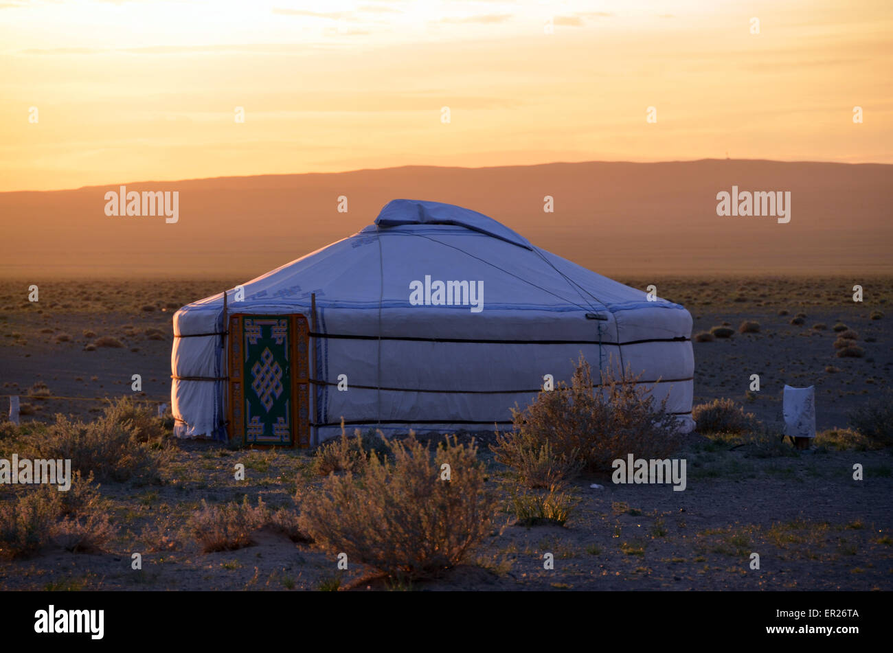 Una yurta en el desierto de Gobi, cerca de las dunas de arena de Khongoryn, provincia Omnogovi, en el sur de Mongolia. Foto de stock