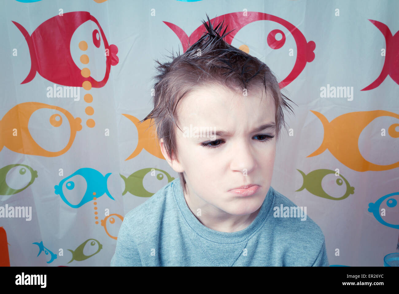 Niño de 8 años peinado pelo de punta haciendo una cara Fotografía de stock  - Alamy