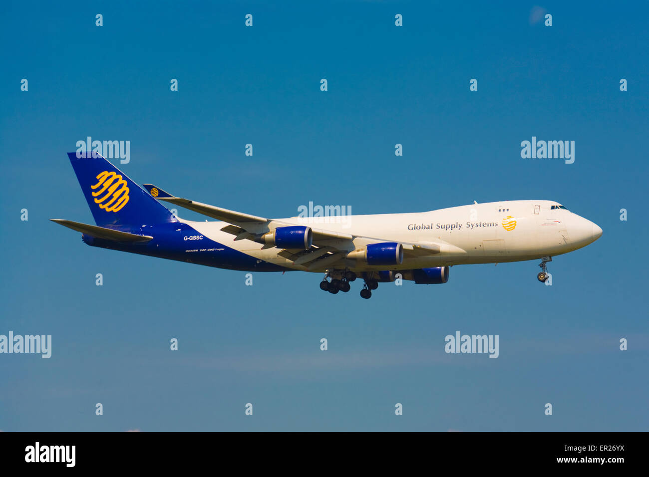 En Europa, Alemania, Colonia, enfoque para aterrizar en el aeropuerto de Colonia Bonn, Boeing 747 de la aerolínea de carga de los sistemas de suministro global. Foto de stock