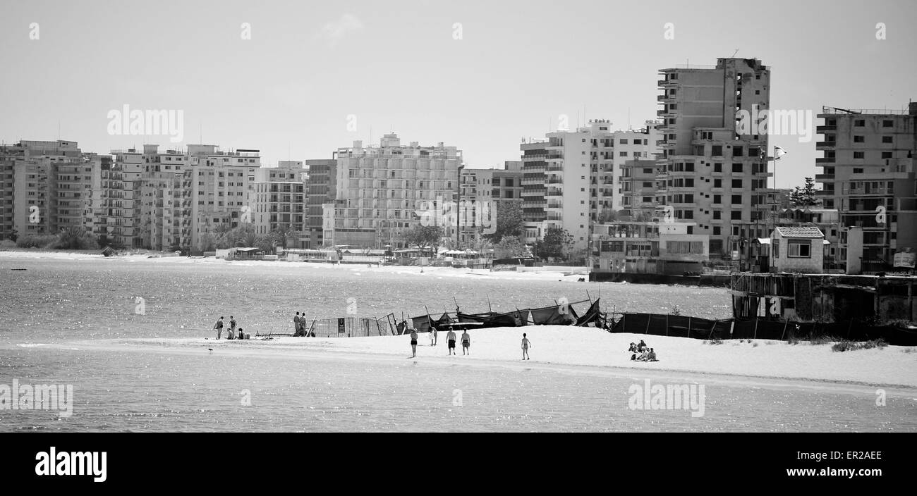 Hoteles y apartamentos en distantes no mans land Varosha Famagusta línea la playa vacía desde la invasión turca de 1974. Foto de stock