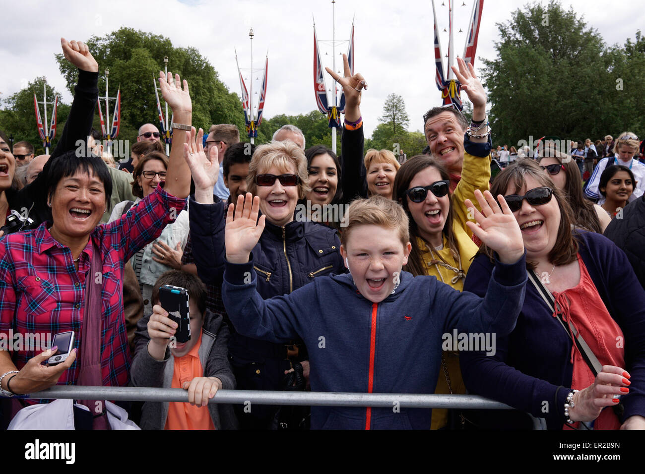 Londres, Reino Unido. 25 de mayo de 2015. multitud vitoreando en el 2015 Bupa London 10.000 de Westminster en Londres. Crédito: Ver Li/Alamy Live News Foto de stock