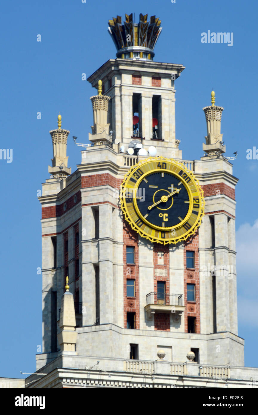 Los relojes del edificio de la Universidad Estatal de Moscú Lomonosov Foto de stock
