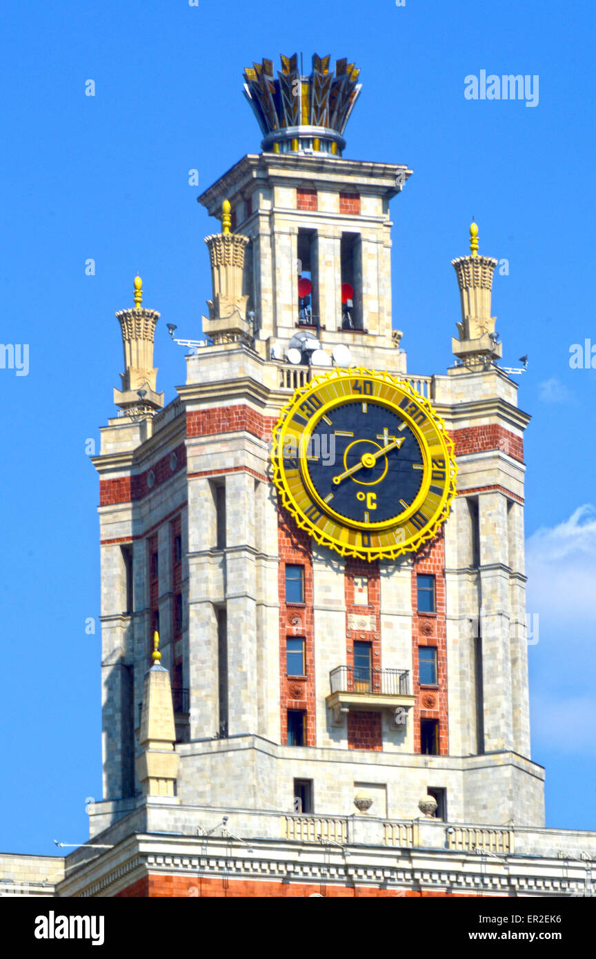Los relojes del edificio de la Universidad Estatal de Moscú Lomonosov Foto de stock
