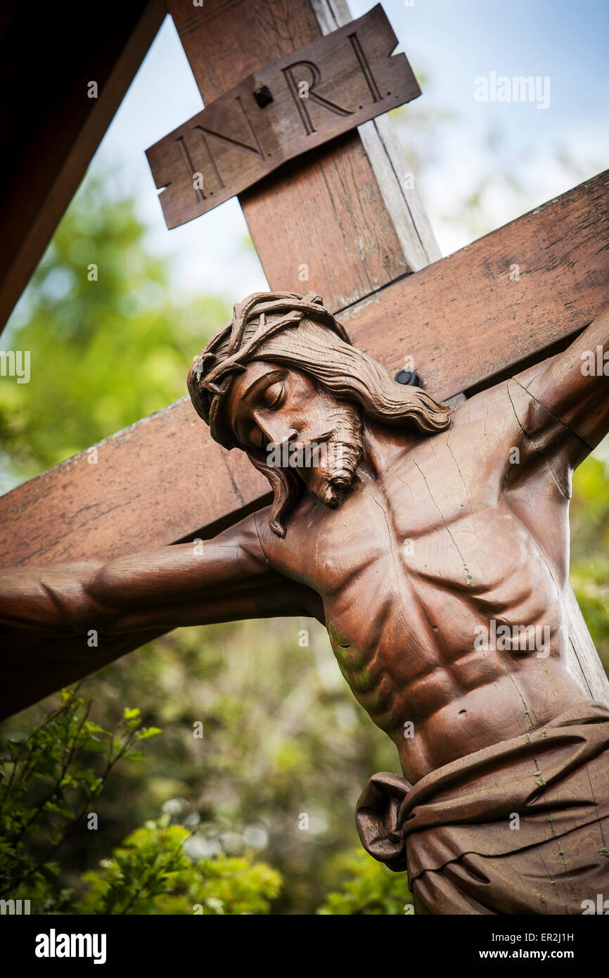 Crucifijo de madera de Jesús Foto de stock