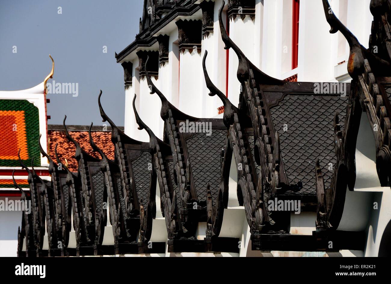 Bangkok, Tailandia: Hierro buhardillones más capillas laterales en el Loha Prasat, Castillo de hierro, en Wat Ratchanadda Foto de stock