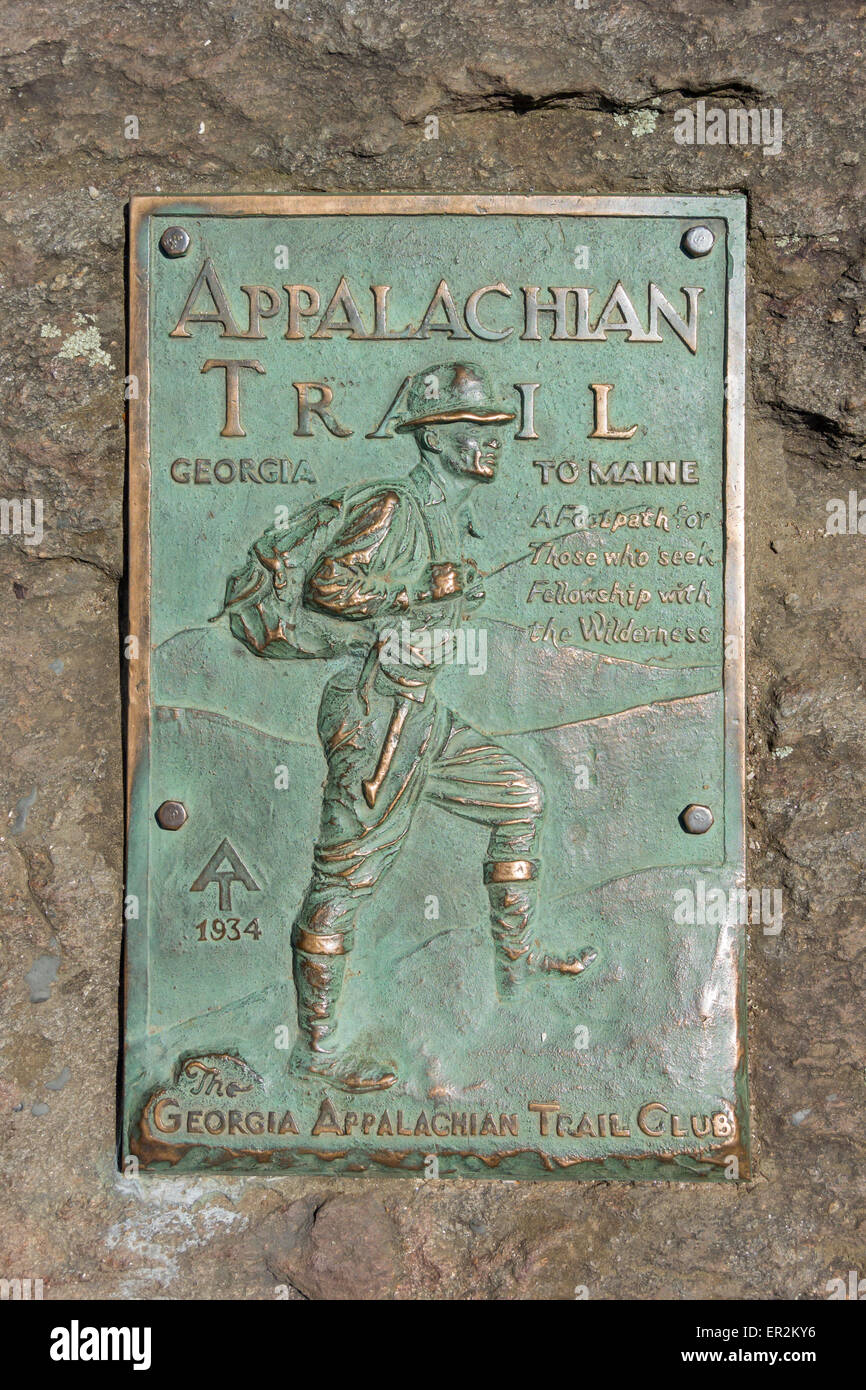 Una placa de cobre marca el comienzo de los Apalaches en Springer Mountain Foto de stock