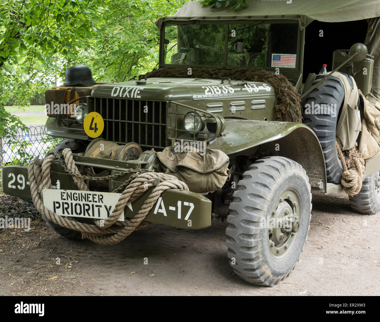 En la parte delantera de un vehículo militar estadounidense (Segunda Guerra Mundial). Foto de stock