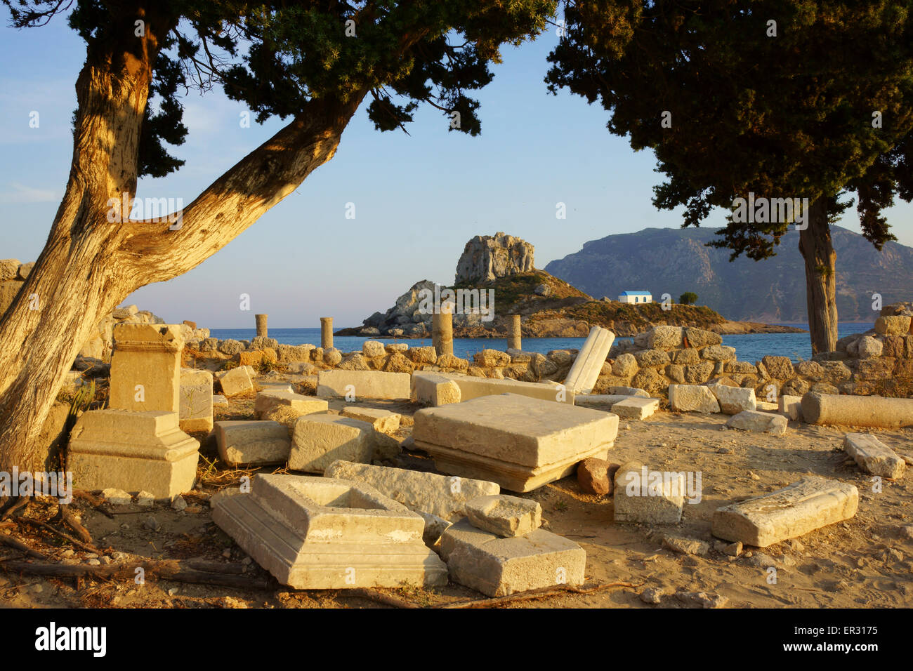Ruinas griegas de Agios Stefanos con Isla Kastri, isla Kos, Grecia Foto de stock