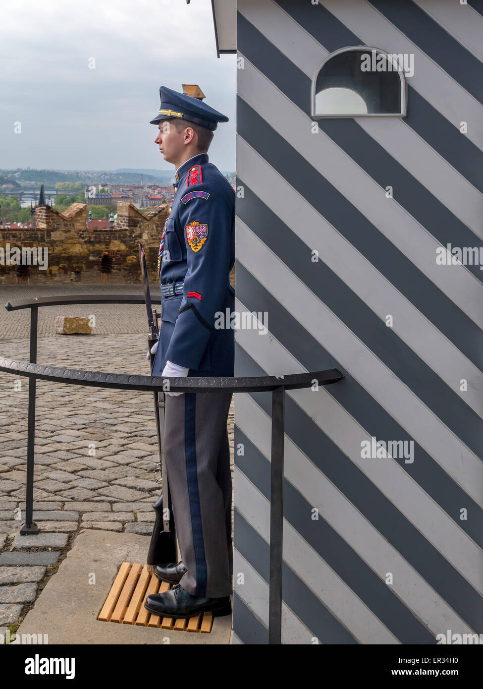 Praga, República Checa - Mayo 02, 2015: La guardia de honor en el palacio presidencial en el castillo de Praga Foto de stock