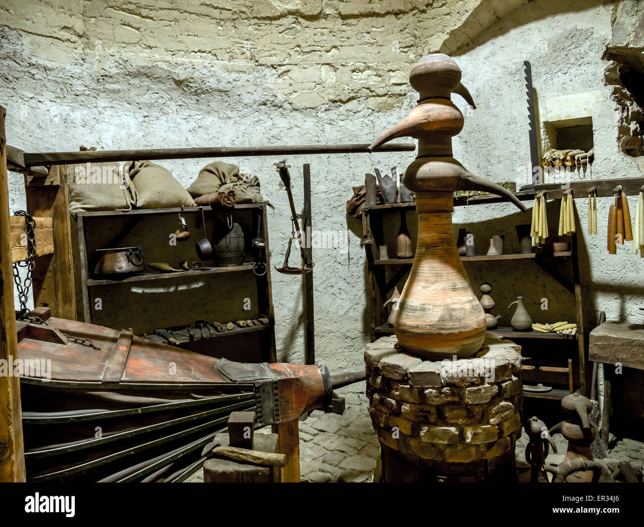 Antiguo taller de alquimista con instrumentos y equipos Foto de stock