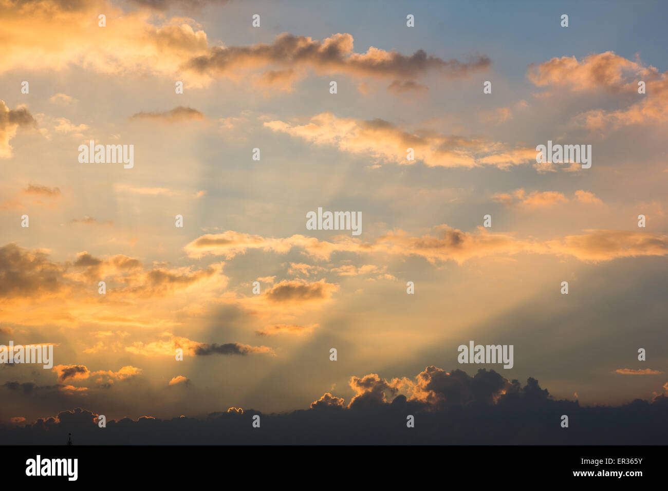 Haz sun ray detrás de nube en el cielo Foto de stock