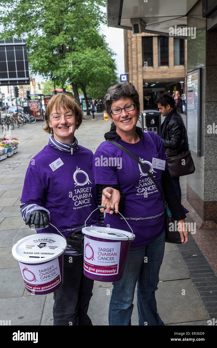 Dos mujeres caridad trabajadores recogiendo para Target El cáncer de ovario. Foto de stock