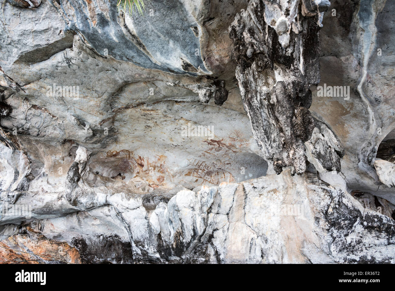 Antiguas pinturas en la pared de la cueva de la isla es de atracciones turísticas en la Bahía Phang Nga o Ao Parque Nacional de la bahía de Phang Nga, Tailandia Foto de stock