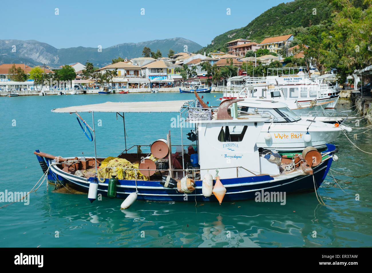 Pequeños barcos de pescadores en puerto ciudad Vassiliki, Lefkada ,Grecia Foto de stock