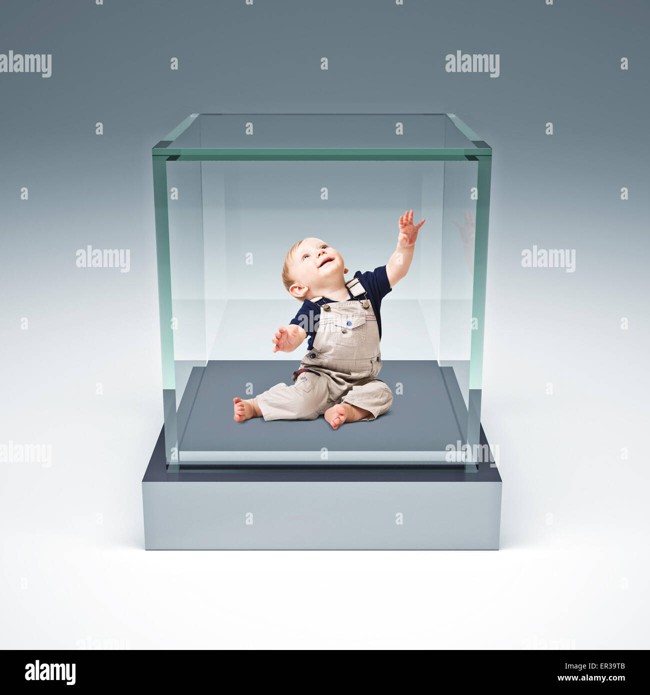Niño en caja de vidrio Foto de stock