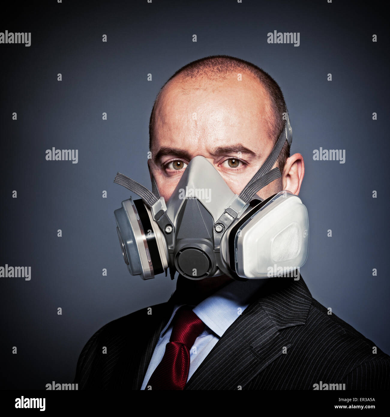Retrato del empresario llevar máscara de protección Foto de stock