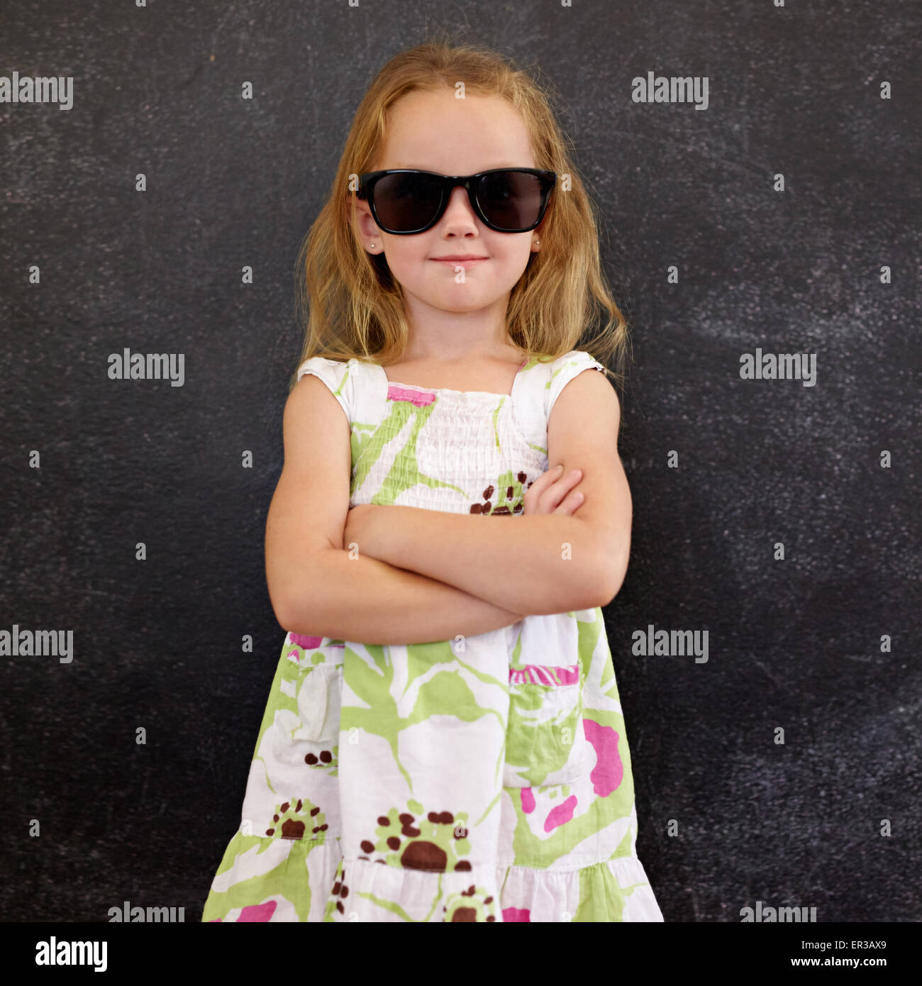 Niña joven, llevar lentes de sol, dentro fotografías e imágenes de alta  resolución - Alamy