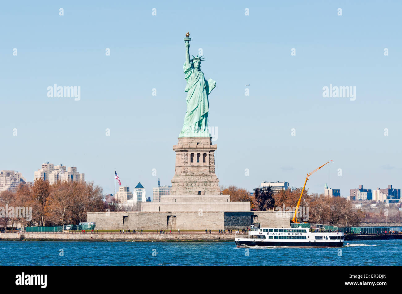 La estatua cruceros barco con los turistas que pasan por la estatua de la Libertad Foto de stock