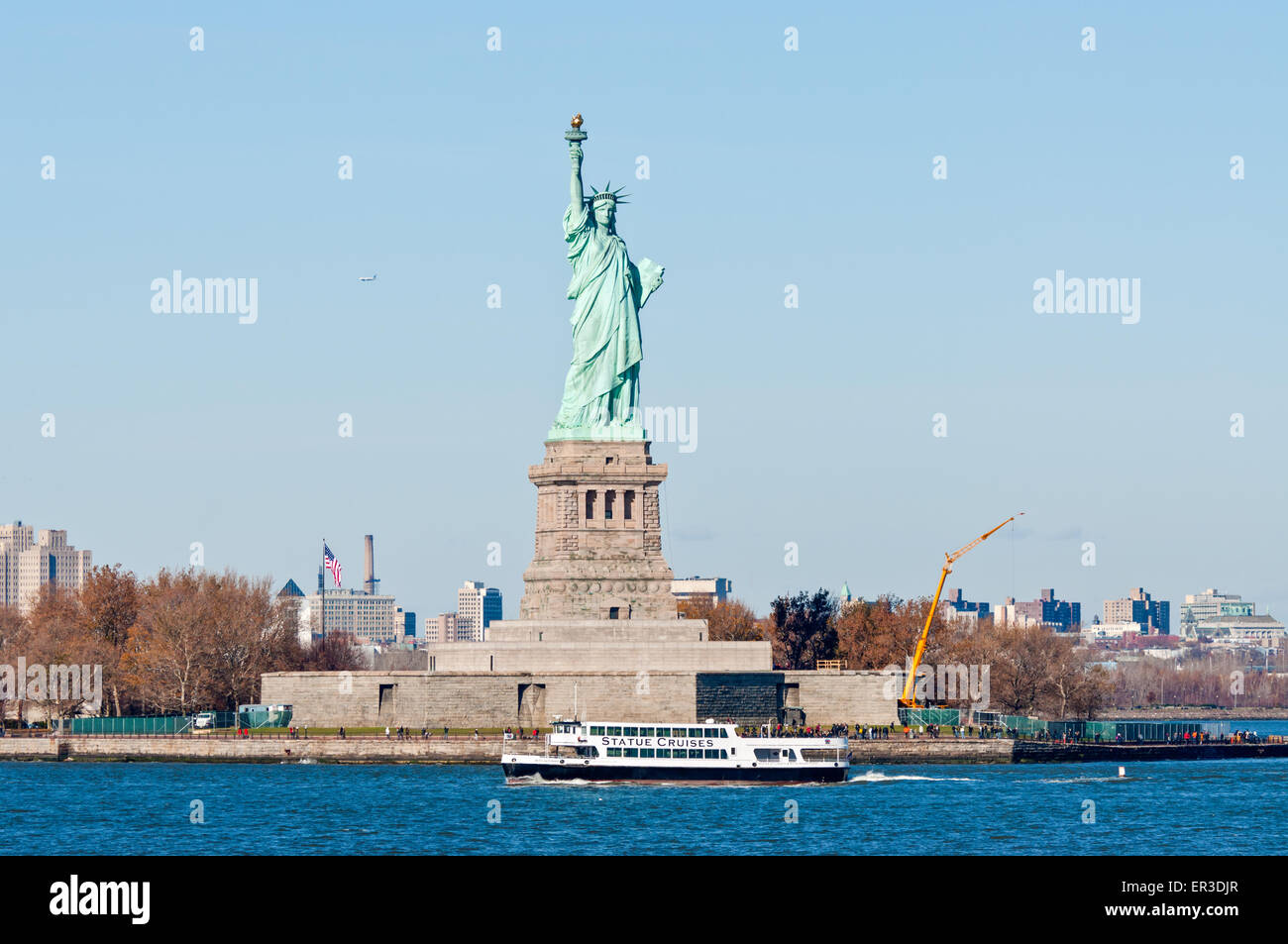 La estatua cruceros barco con los turistas que pasan por la estatua de la Libertad Foto de stock