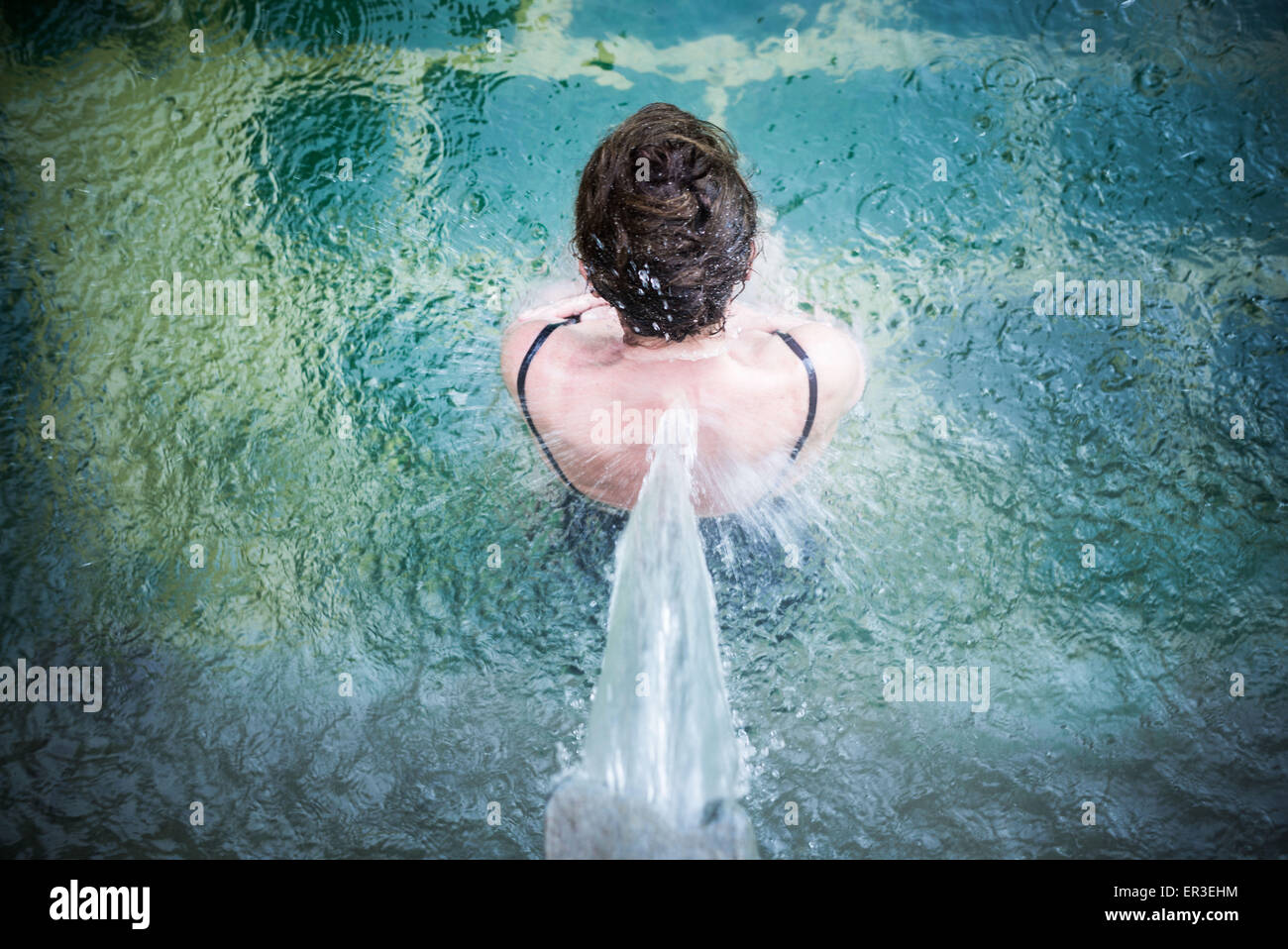 Mujer en la piscina de hidromasaje. Foto de stock