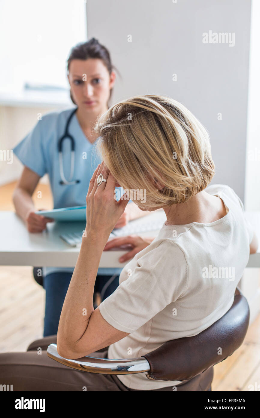 Doctor discutiendo con un paciente. Foto de stock
