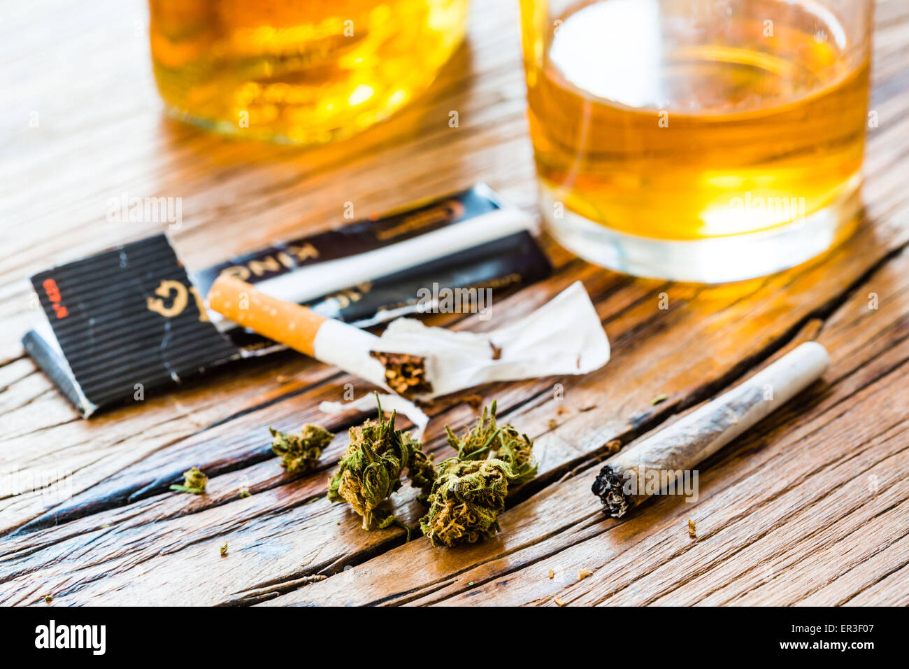 El cannabis y el alcohol. Foto de stock