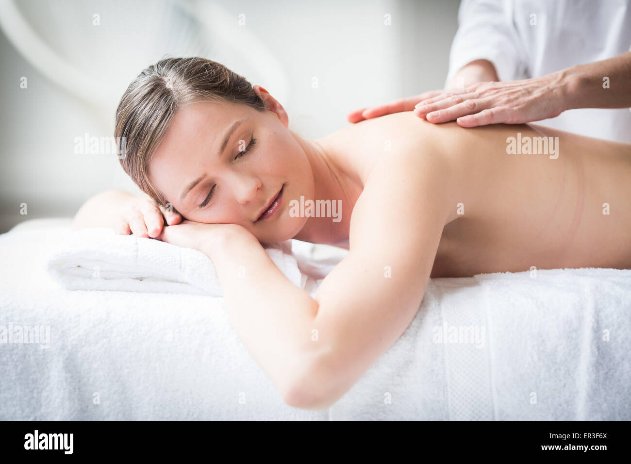 Mujer recibiendo un masaje en la espalda. Foto de stock
