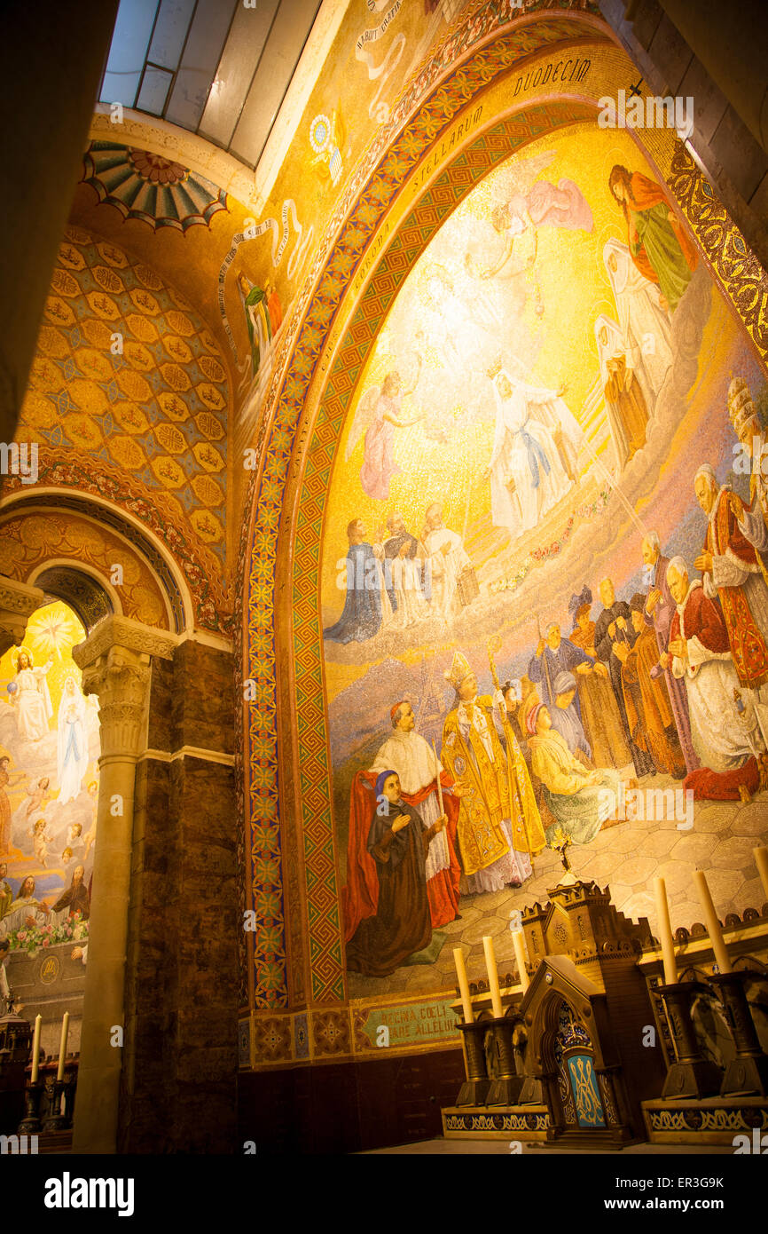 Vista de los interiores de la basílica de Lourdes Foto de stock