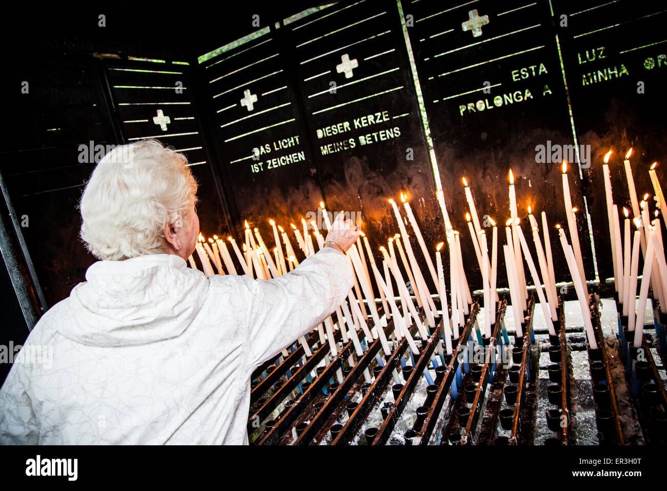 Velas votivas en el Santuario de Lourdes Foto de stock
