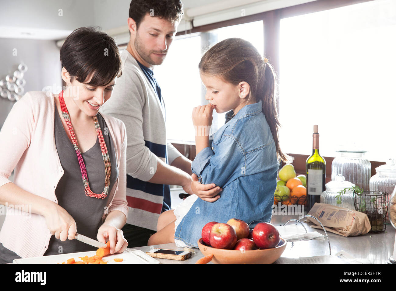 Preparando la comida de la familia juntos en la cocina Foto de stock
