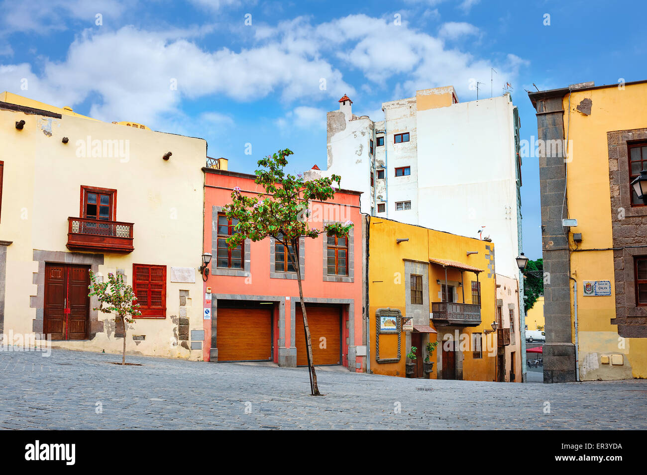 Paisaje urbano con coloridas casas en el centro de la ciudad. Las Palmas de Gran Canaria, España. Foto de stock