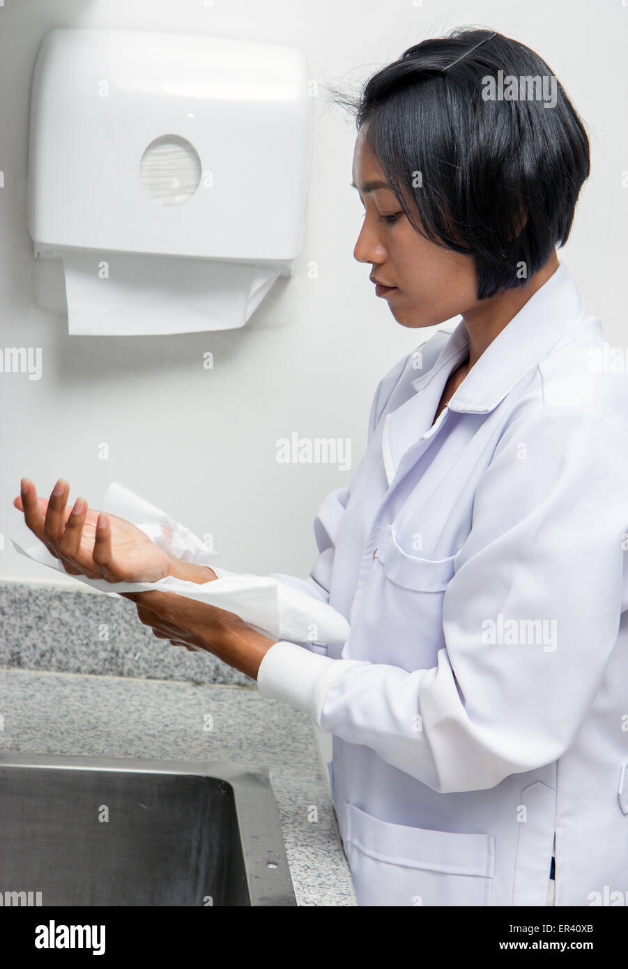 Mujer en el laboratorio su secado las manos mojadas Foto de stock