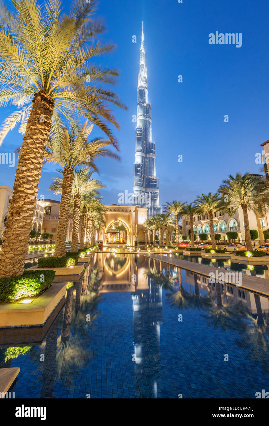 Vista del Burj Khalifa y el zoco Al Bahar durante la noche en el centro de Dubai, en los Emiratos Árabes Unidos Foto de stock