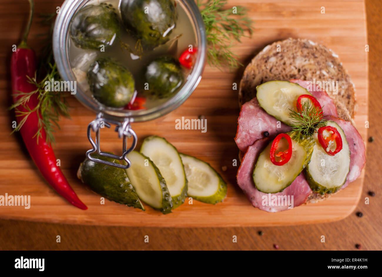 Sándwich con productos caseros en la placa de corte. Debica, Polonia Foto de stock