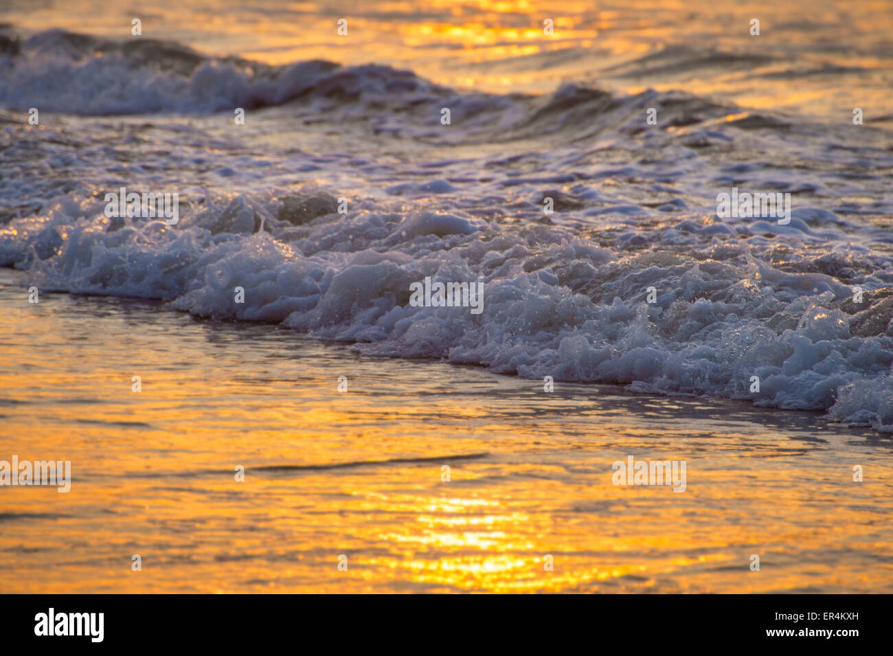 Las olas al amanecer. Foto de stock