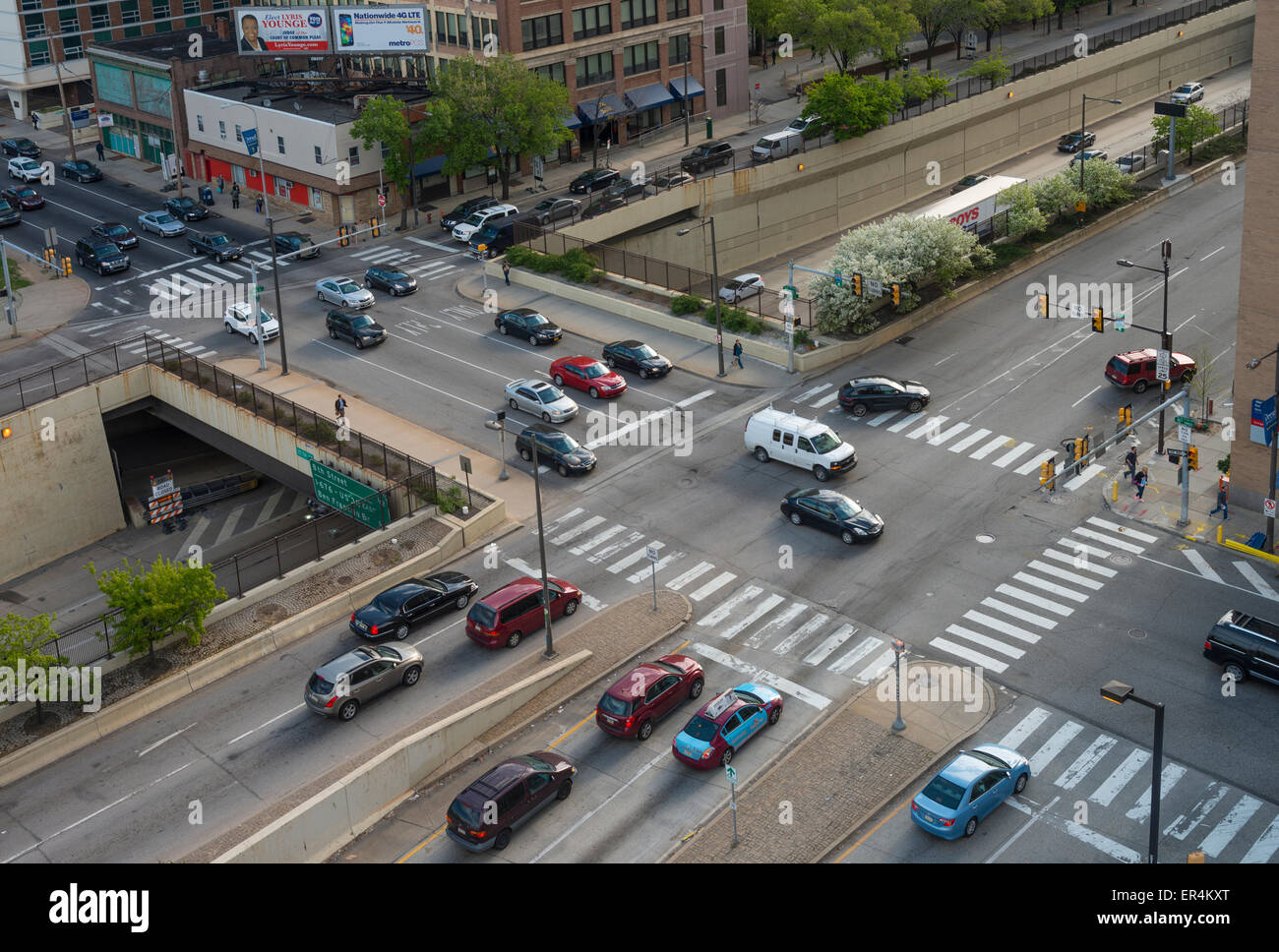 Vista aérea de la intersección de las calles de la ciudad, Filadelfia, EE.UU. Foto de stock
