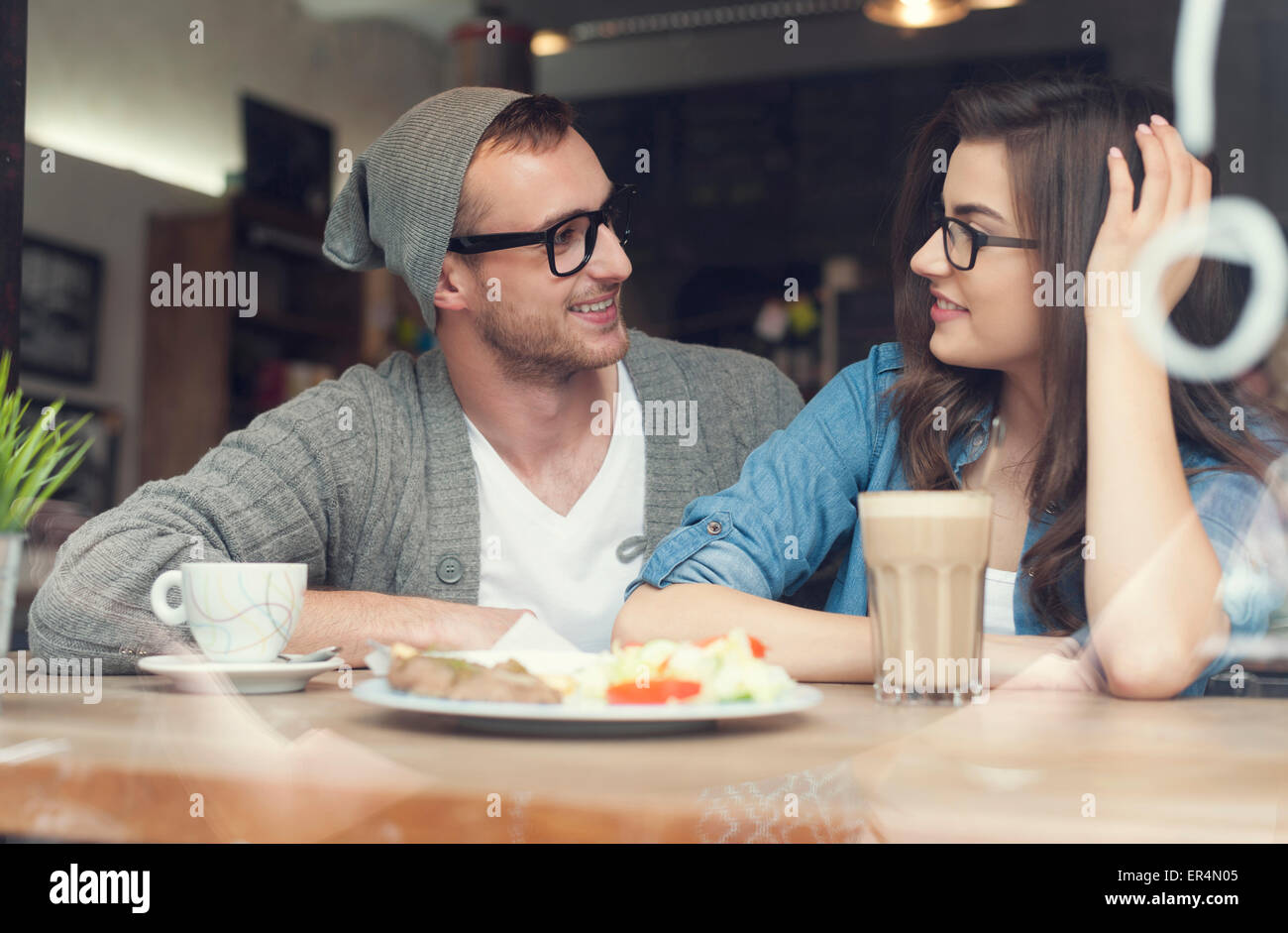 Pareja joven pasar tiempo juntos en el restaurante. Cracovia, Polonia Foto de stock