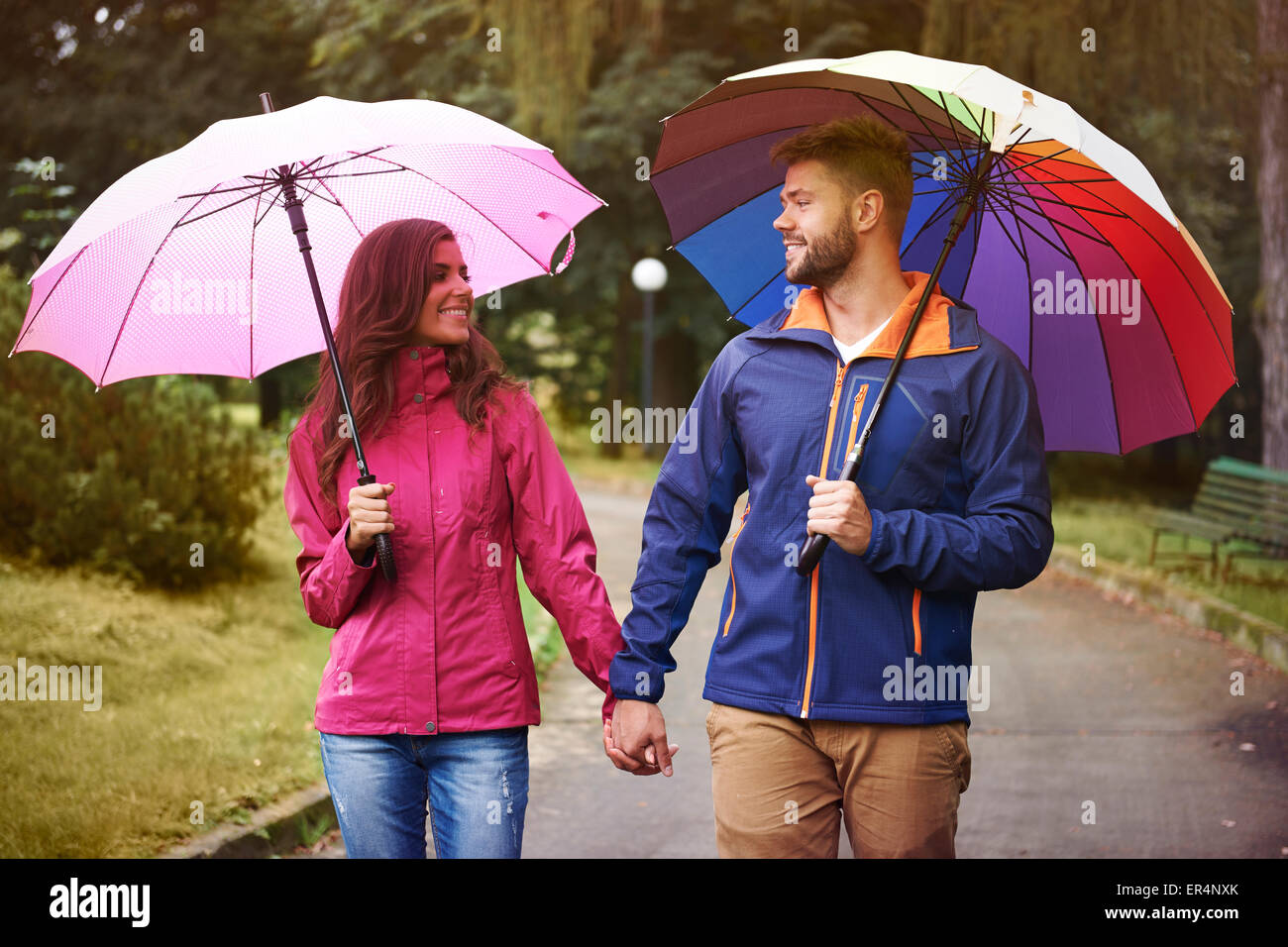 Caminar en la lluvia bajo el paraguas con mi bebé. Debica, Polonia Foto de stock