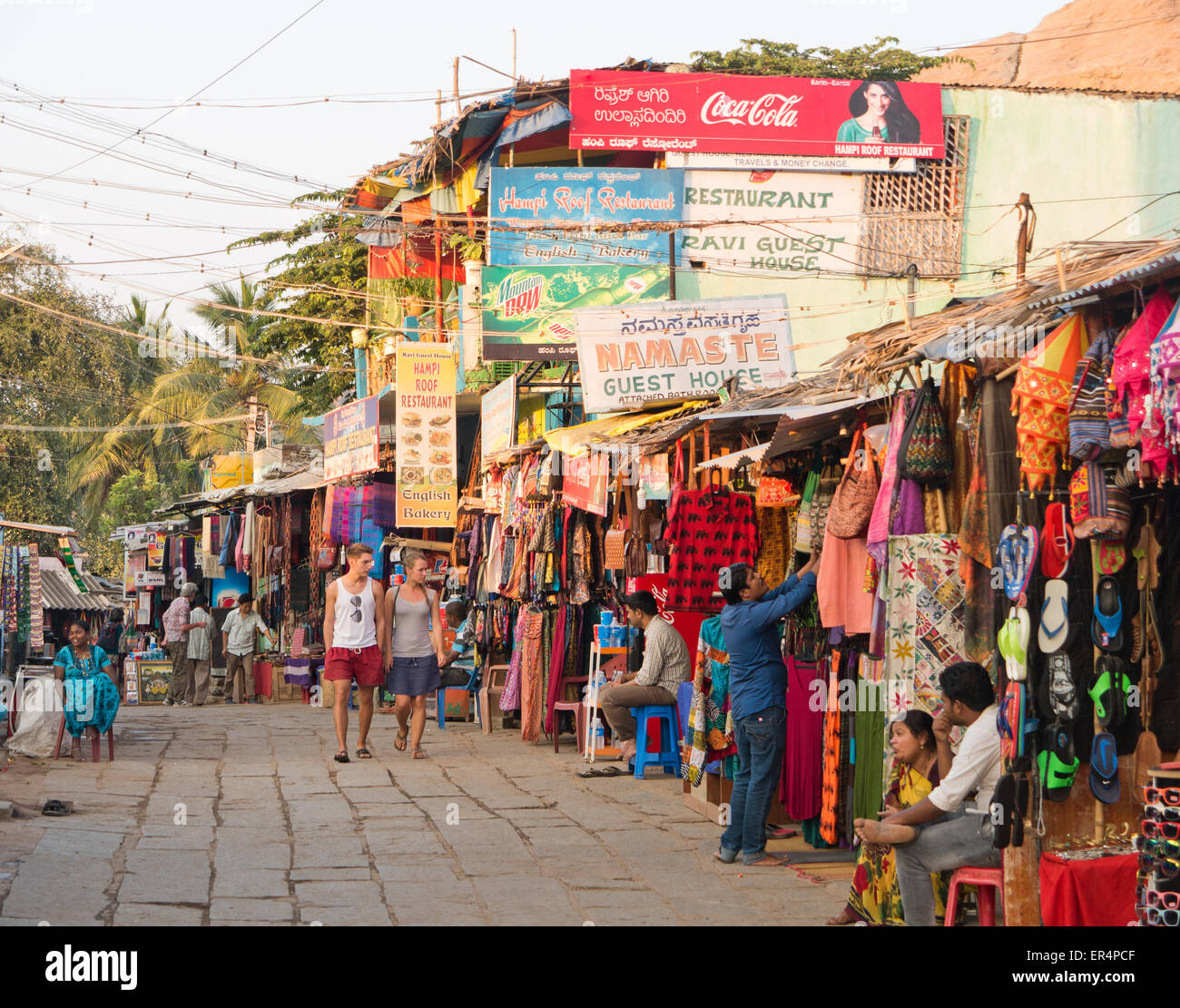 Hampi mercado y restaurantes India Foto de stock