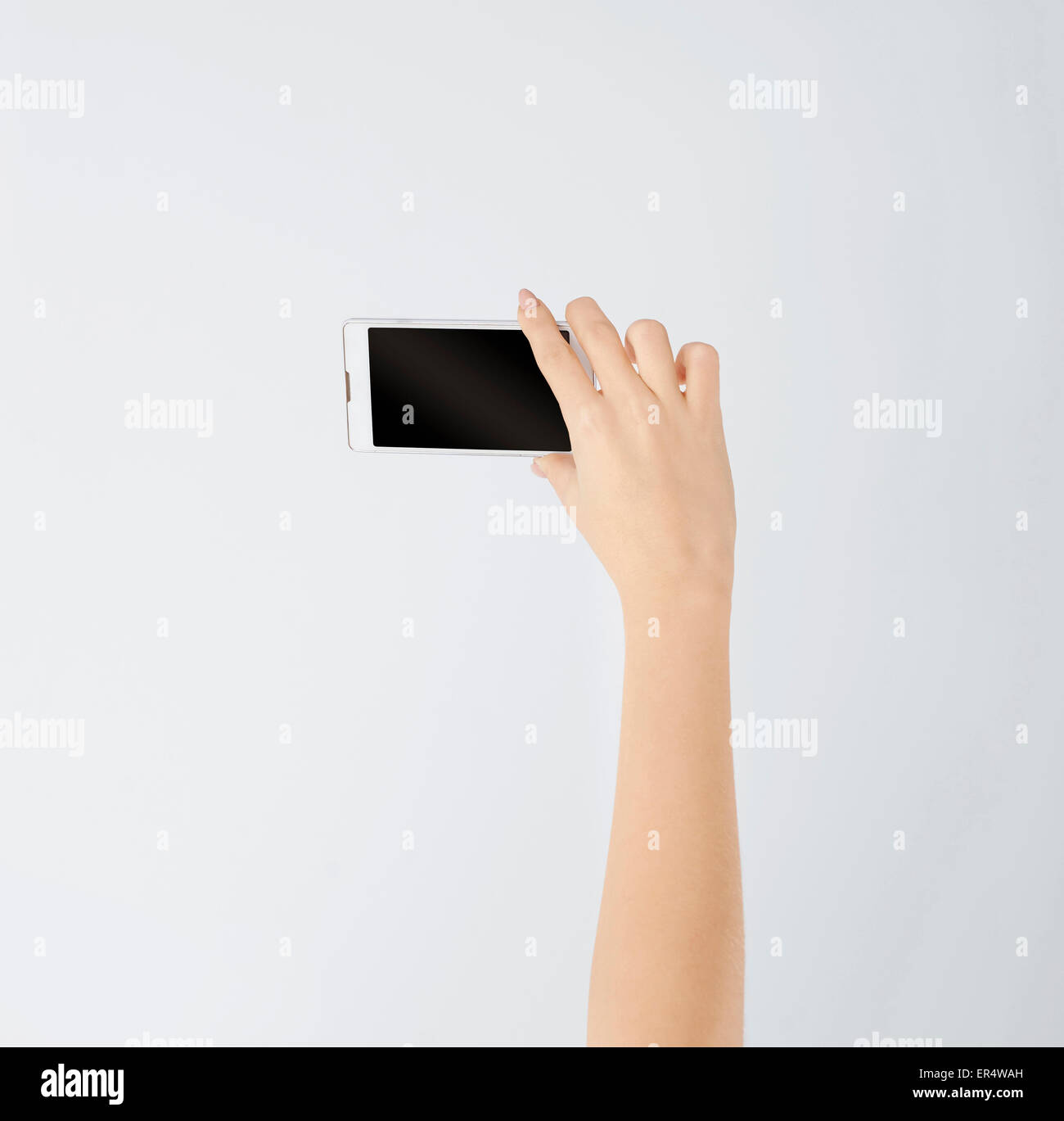 Smart Phone blanco en mano de mujer. Debica, Polonia Foto de stock