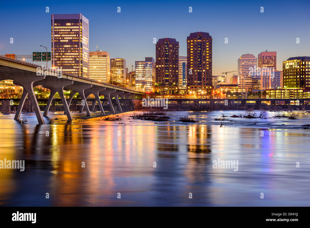 Richmond, Virginia, EE.UU Skyline en el James River. Foto de stock