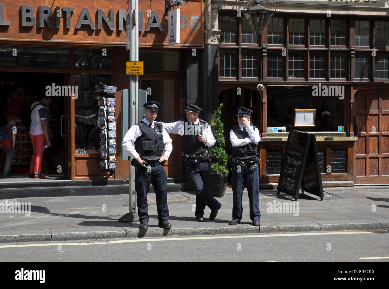 Londres, Reino Unido. 27 de mayo de 2015. Oficiales de policía en Whitehall en Londres. Crédito: Keith Larby/Alamy Live News Foto de stock