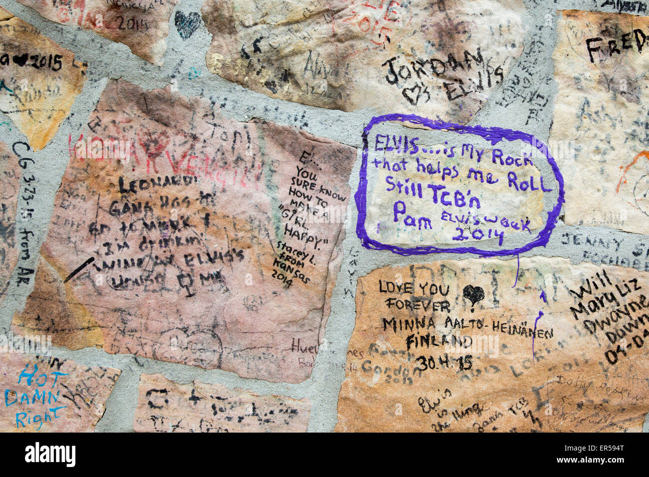 Memphis, Tennessee - Love Notes a Elvis Presley en la pared izquierda que rodea Presley's mansión Graceland. Foto de stock