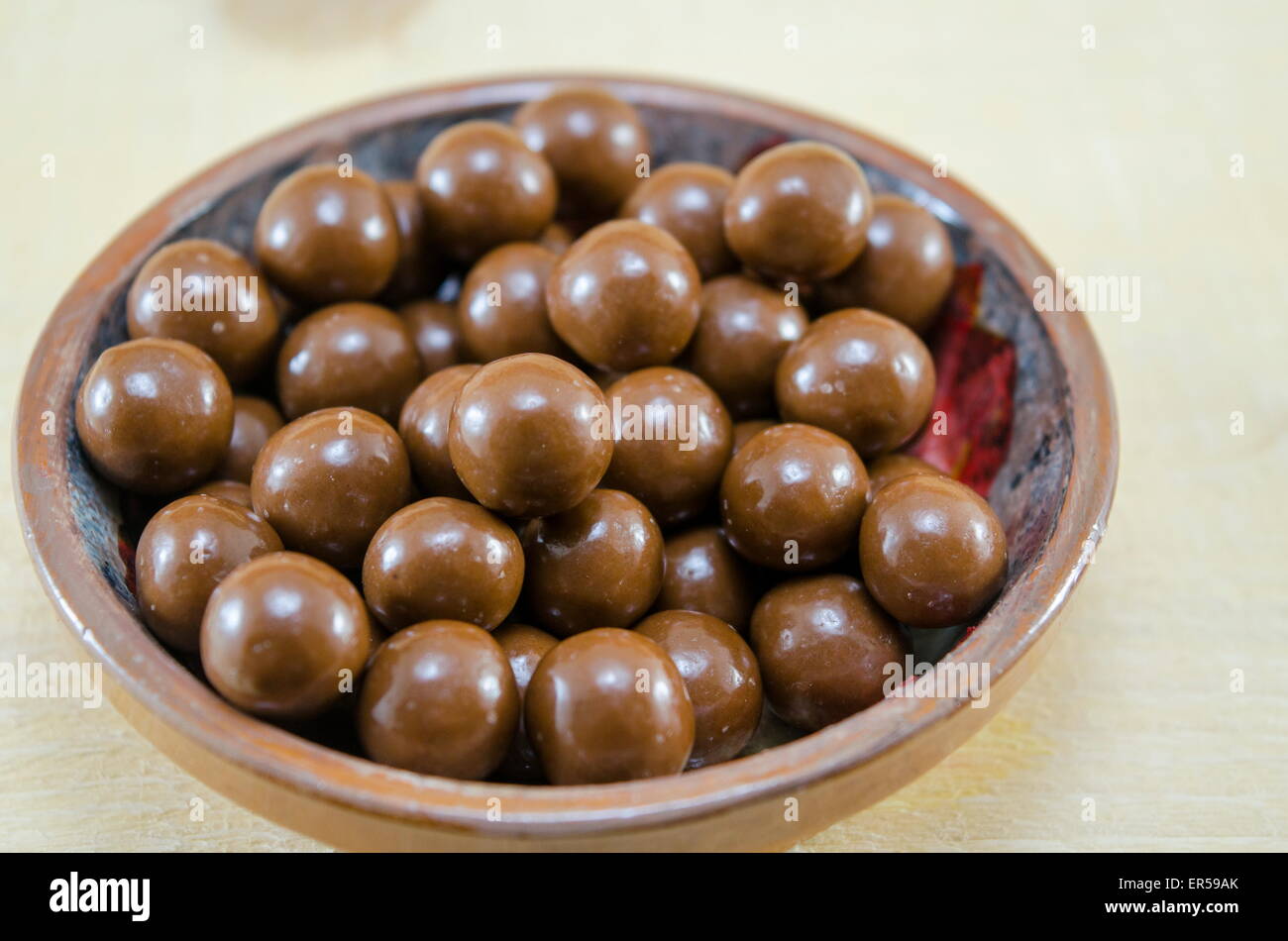 Brillantes bolas de chocolate en una placa Foto de stock