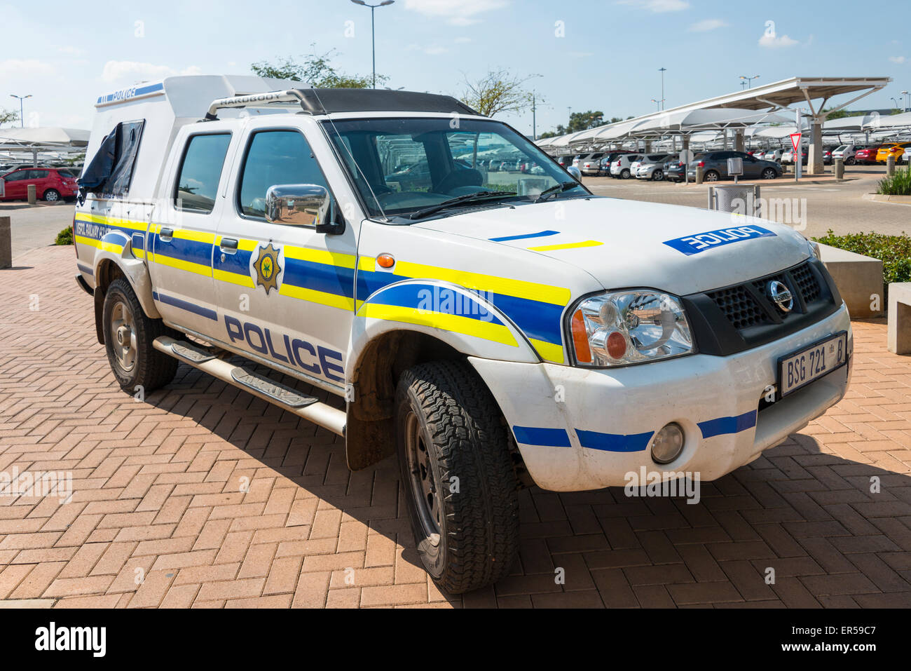 Coche de la policía sudafricana en la estación, Rhodesfield Rhodesfield Gautrain, Kempton Park, provincia de Gauteng, República de Sudáfrica. Foto de stock